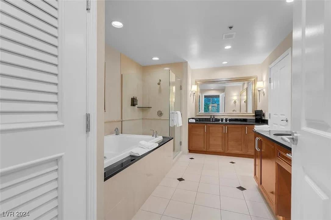 Stunning 1br Strip Views & Balcony 12701 Apartamento