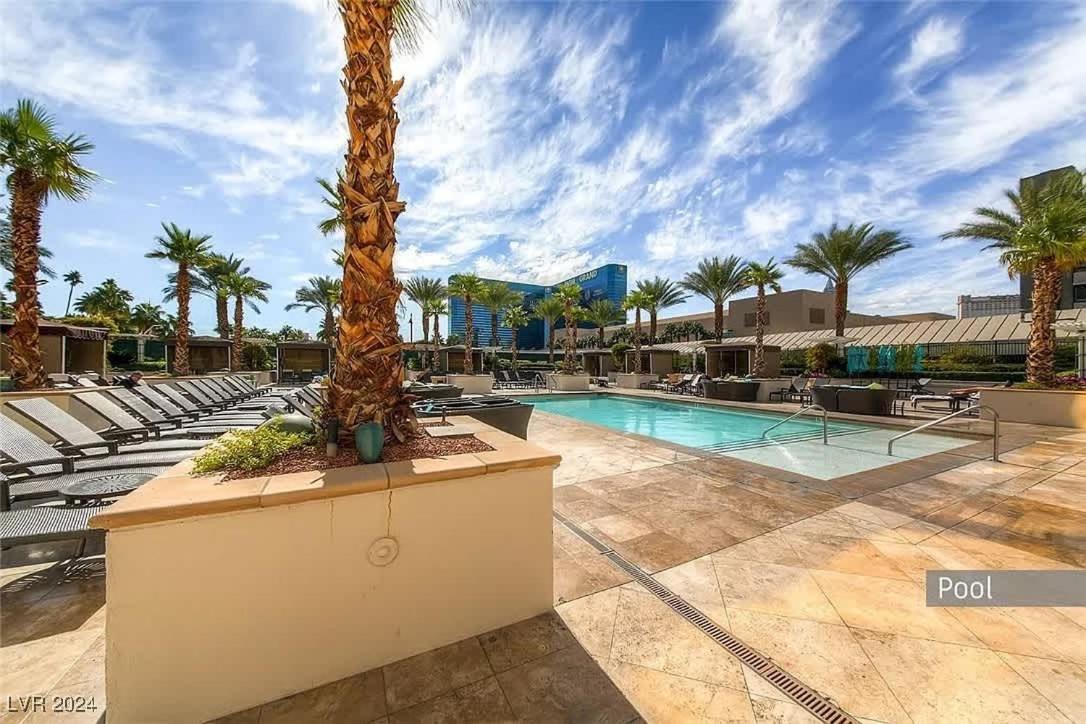 Stunning 1br Strip Views & Balcony 12701 Apartamento