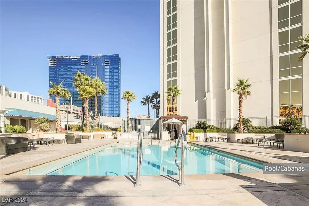 Stunning 1br Strip Views & Balcony 12701 *