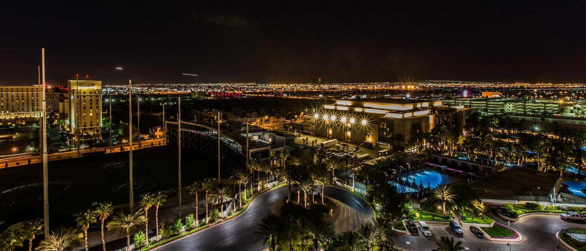 Stunning 1br Strip Views & Balcony 12701 *
