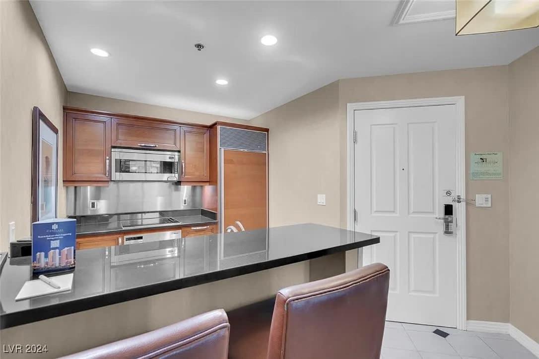 Stunning 1br Strip Views & Balcony 12701 *