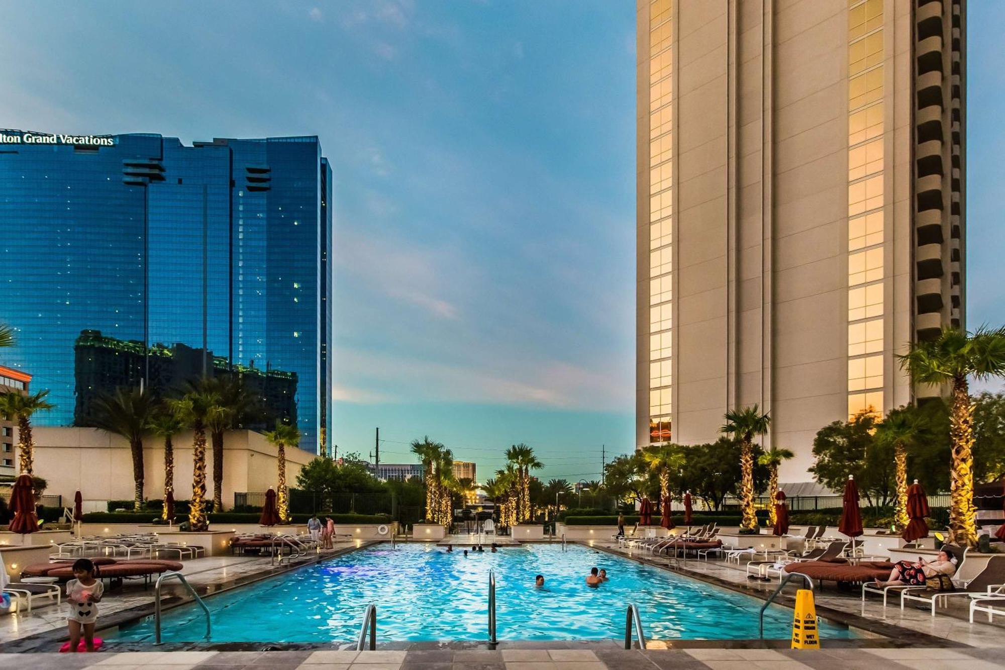 Stunning 1br Strip Views & Balcony 12701 Apartamento