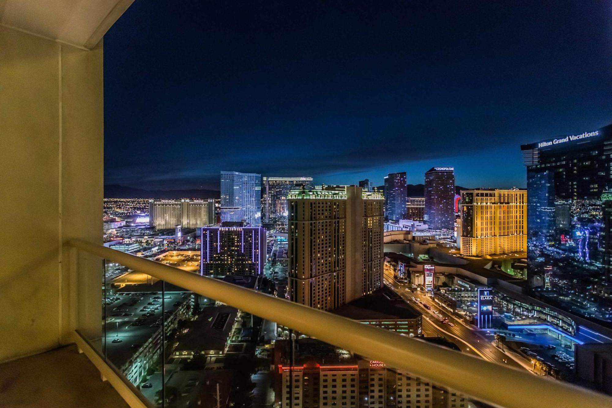 Stunning 1br Strip Views & Balcony 12701 *