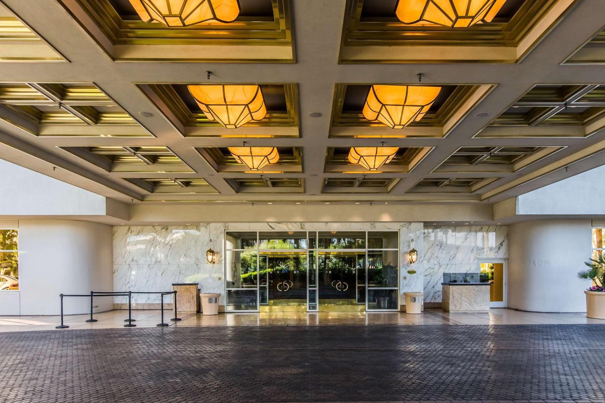 Stunning 1br Strip Views & Balcony 12701 *