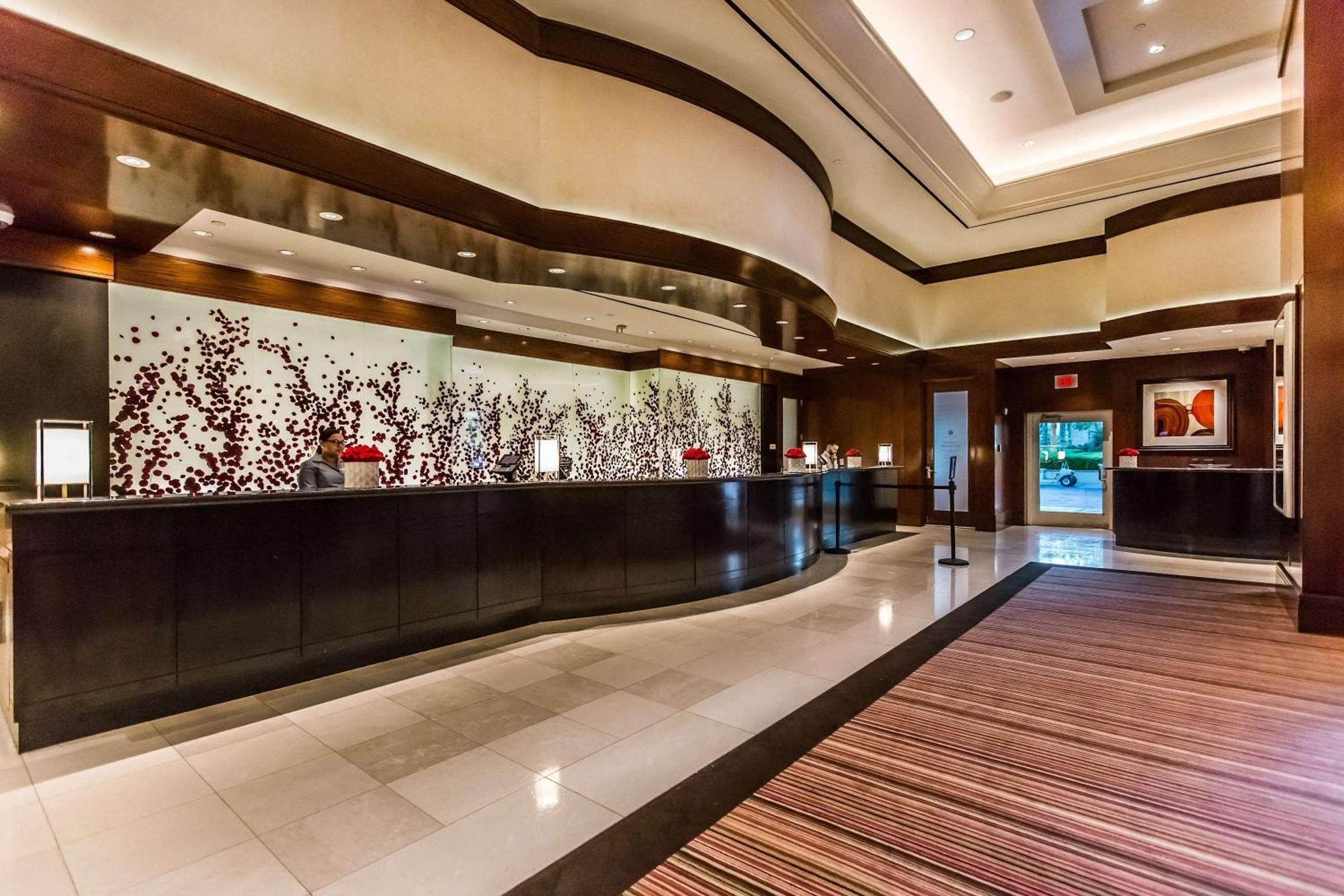 Stunning 1br Strip Views & Balcony 12701
