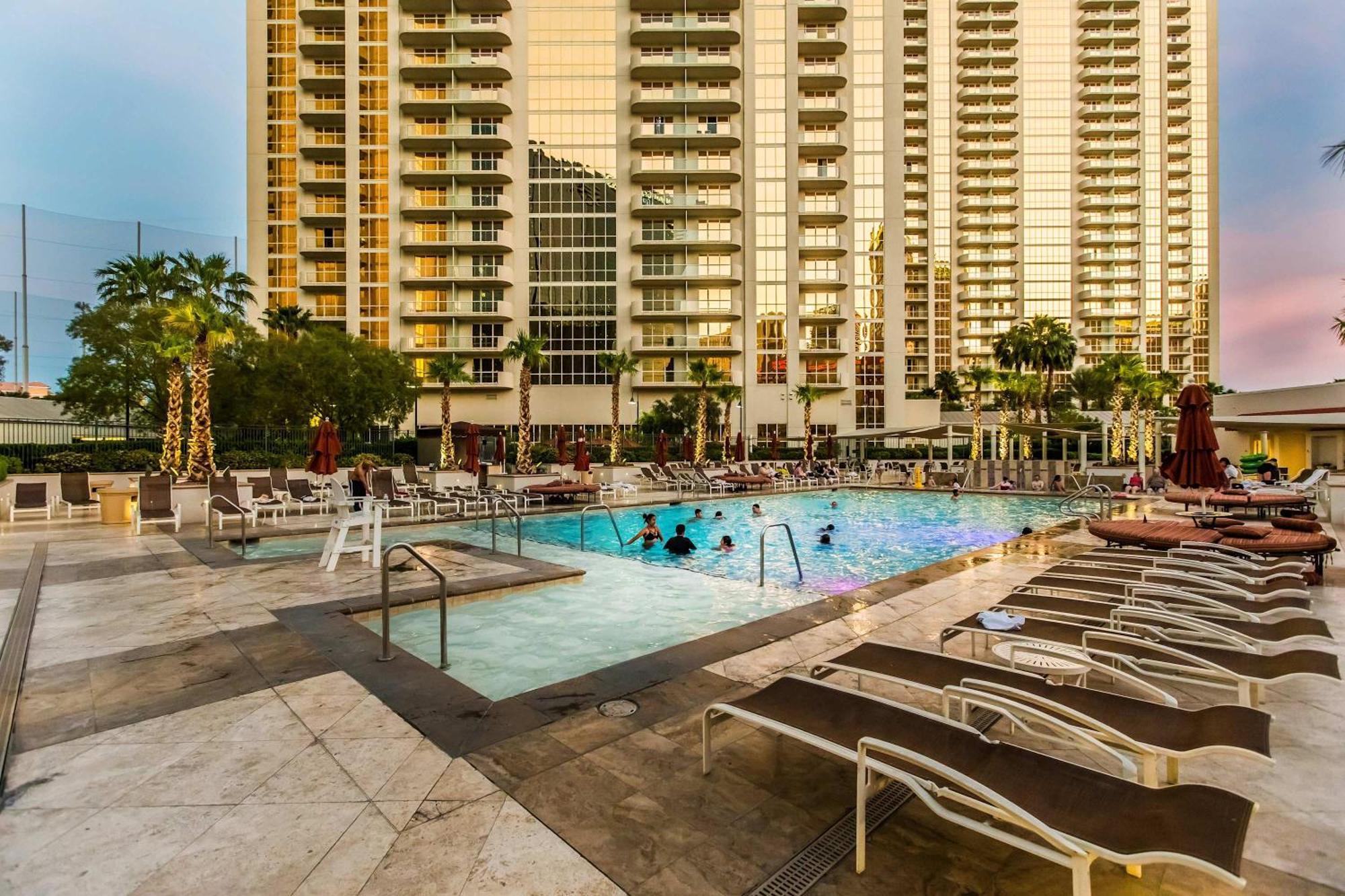 Stunning 1br Strip Views & Balcony 12701 Apartamento *