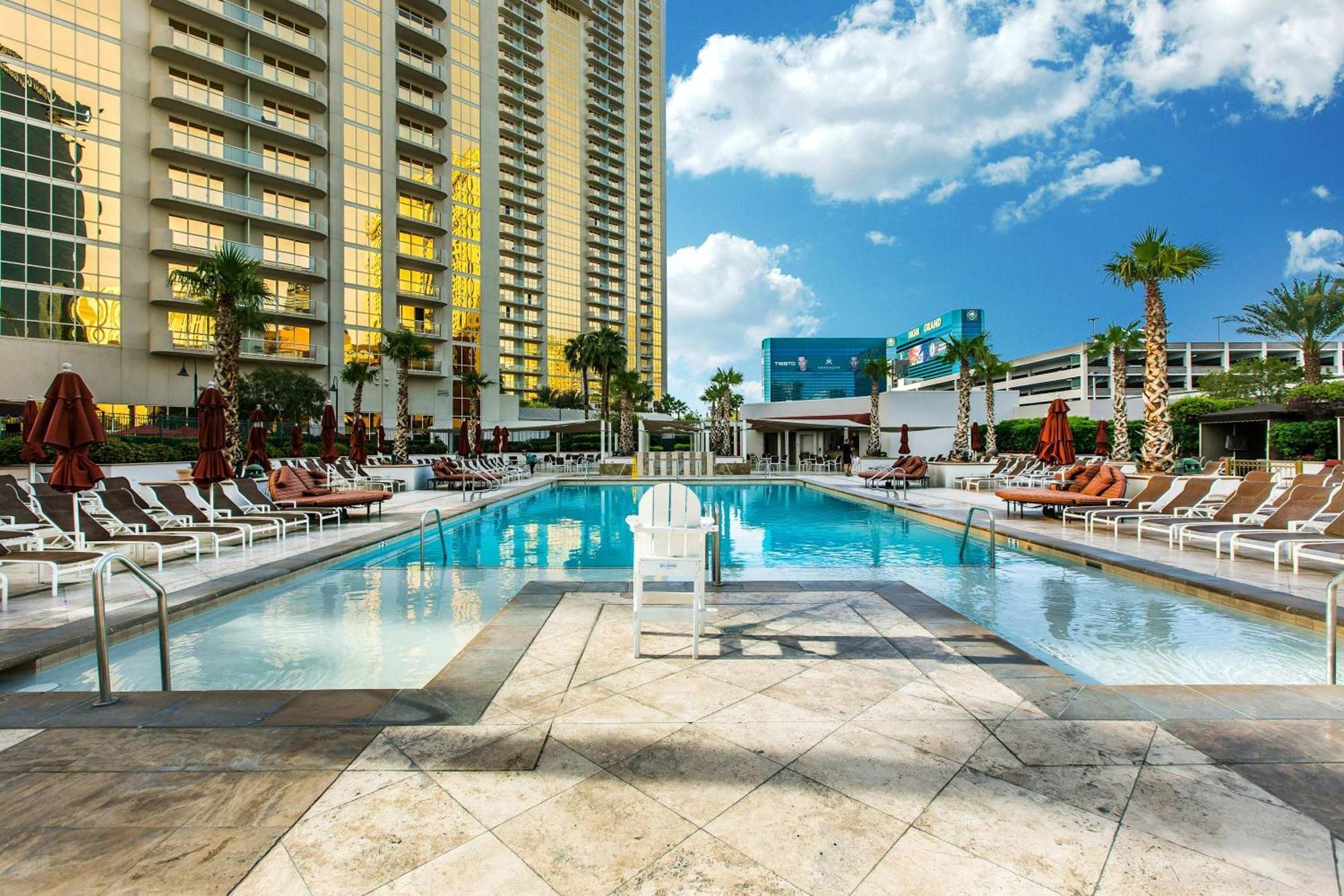 Stunning 1br Strip Views & Balcony 12701 Apartamento
