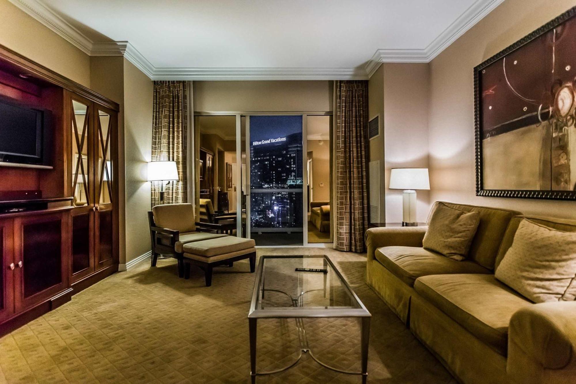 Stunning 1br Strip Views & Balcony 12701 *