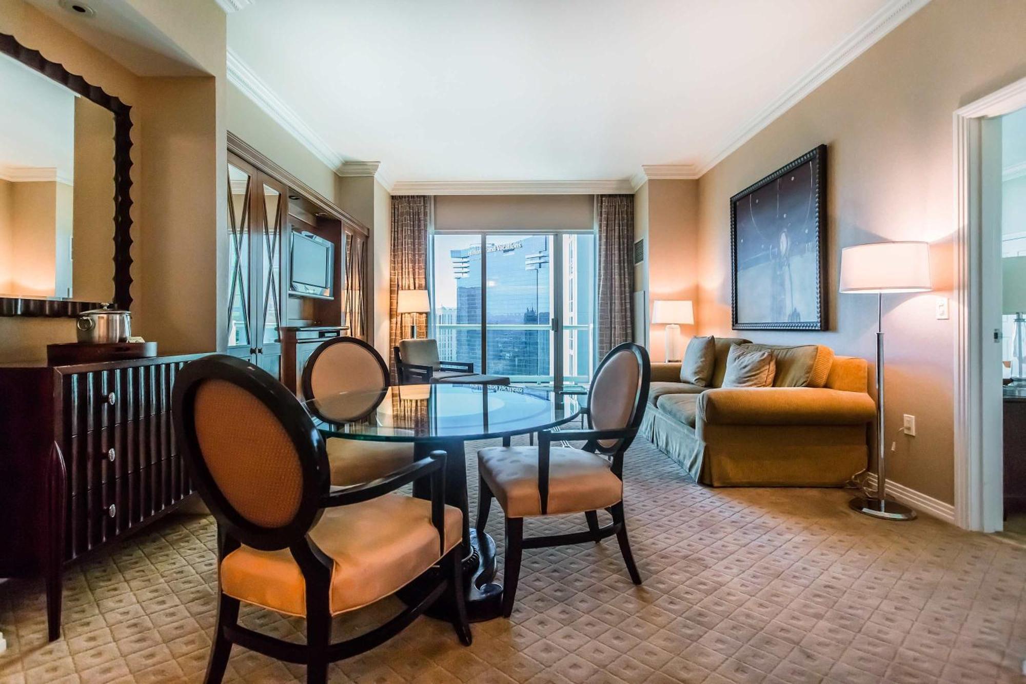 Stunning 1br Strip Views & Balcony 12701 *